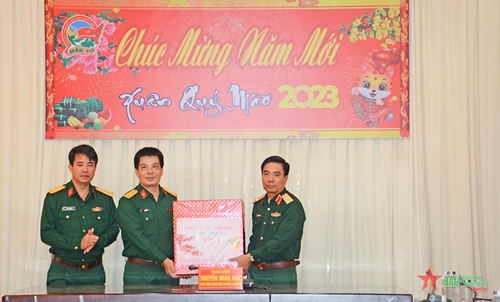 Trung tướng Nguyễn Doãn Anh kiểm tra, chúc Tết các đơn vị trên địa bàn tỉnh Kon Tum