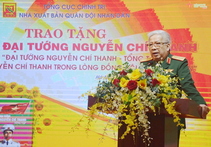 Nhà xuất bản Quân đội nhân dân trao hai đầu sách tặng Bảo tàng Đại tướng Nguyễn Chí Thanh