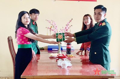 村人たちと春を祝う