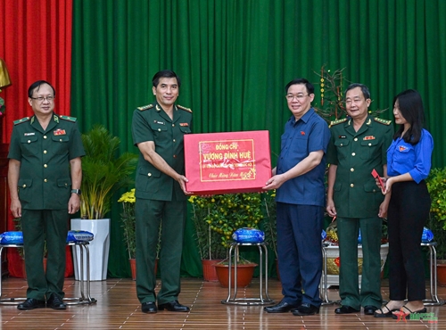 Chủ tịch Quốc hội Vương Đình Huệ tặng quà Tết gia đình chính sách, người nghèo tỉnh An Giang