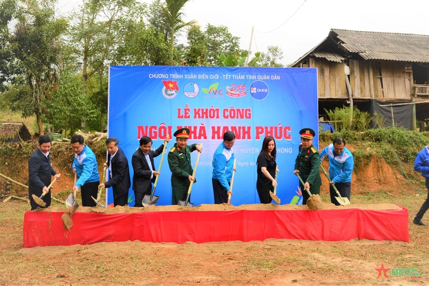 Chương trình nghệ thuật “Xuân biên giới - Tết thắm tình quân dân”