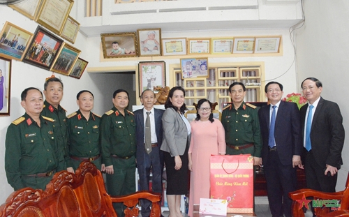 Đại tướng Phan Văn Giang tặng quà gia đình chính sách, cán bộ, chiến sĩ lực lượng vũ trang tại tỉnh Bình Định
