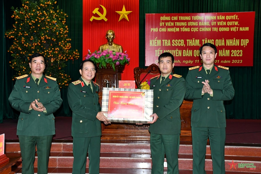 Trung tướng Trịnh Văn Quyết kiểm tra, chúc Tết các cơ quan, đơn vị Quân khu 4