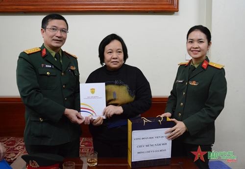 Học viện Quân y trao gần 600 suất quà tặng đoàn viên công đoàn dịp Tết Quý Mão 2023

​