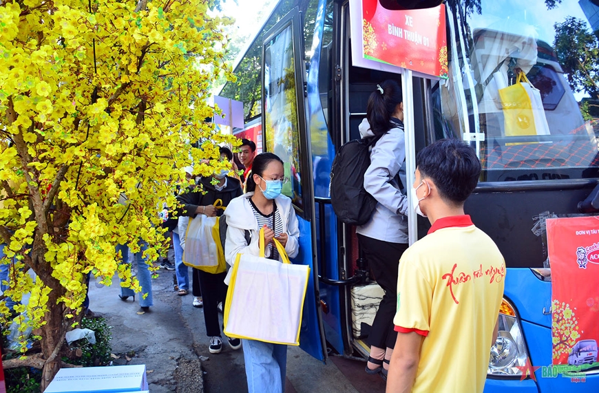 Hơn 2.000 sinh viên, người lao động về quê đón tết trên “Chuyến xe mùa xuân – Tết sum vầy”