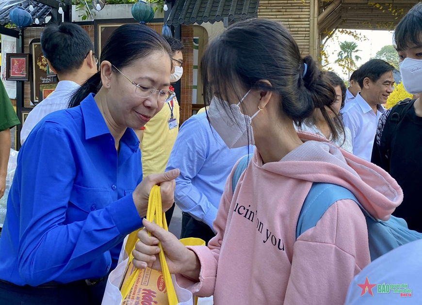 Hơn 2.000 sinh viên, người lao động về quê đón tết trên “Chuyến xe mùa xuân – Tết sum vầy”