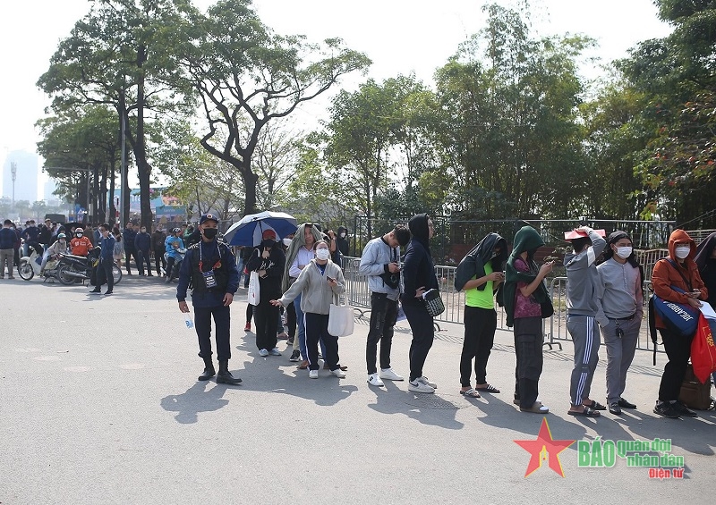 Người hâm mộ xếp hàng dài lấy vé chung kết Việt Nam – Thái Lan