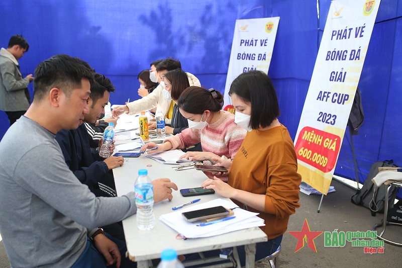 Người hâm mộ xếp hàng dài lấy vé chung kết Việt Nam – Thái Lan