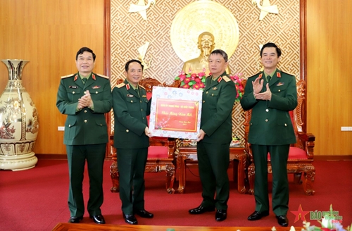 Trung tướng Trịnh Văn Quyết kiểm tra sẵn sàng chiến đấu và chúc Tết tại Quân khu 3