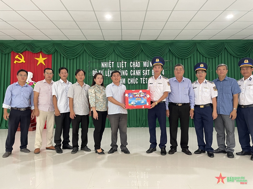 Tết hải đảo thắm tình quân dân trên vùng biển Tây Nam Tết hải đảo thắm tình quân dân trên vùng biển Tây Nam