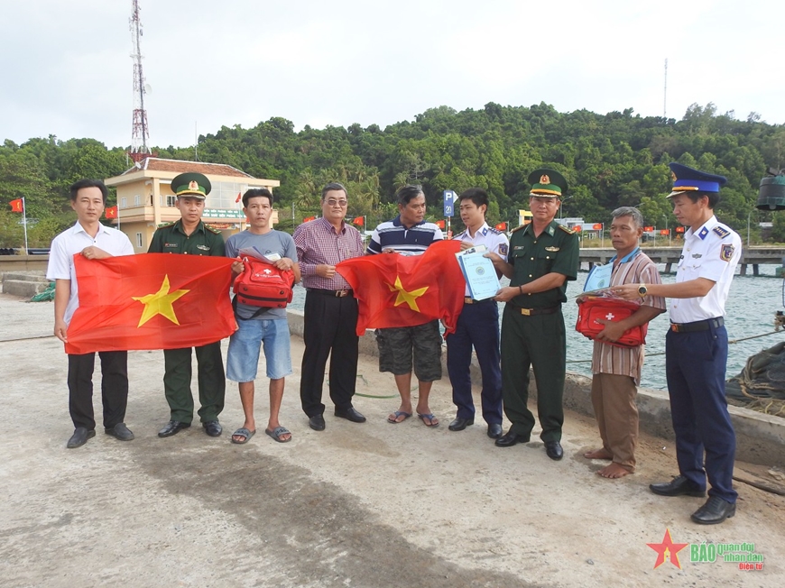 Tết hải đảo thắm tình quân dân trên vùng biển Tây Nam Tết hải đảo thắm tình quân dân trên vùng biển Tây Nam