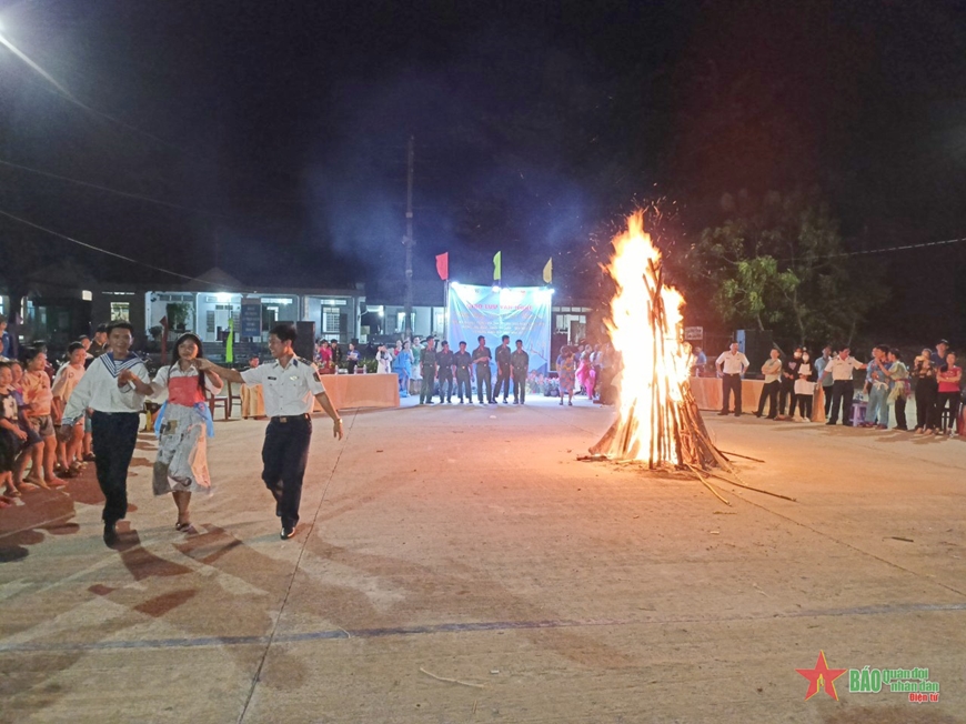 Tết hải đảo thắm tình quân dân trên vùng biển Tây Nam Tết hải đảo thắm tình quân dân trên vùng biển Tây Nam