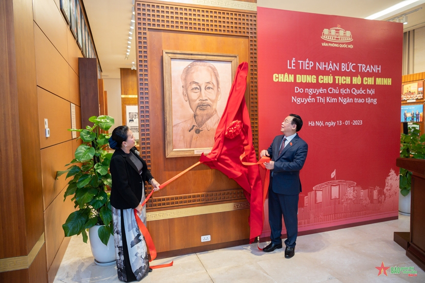Nguyên Chủ tịch Quốc hội Nguyễn Thị Kim Ngân trao tặng bức tranh vẽ Chủ tịch Hồ Chí Minh