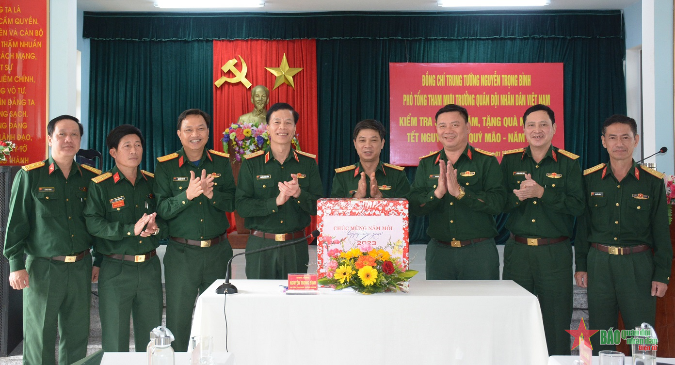 Đón Tết vui tươi, lành mạnh, sẵn sàng chiến đấu cao