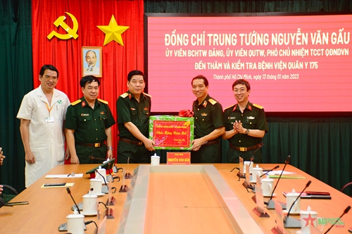 Trung tướng Nguyễn Văn Gấu thăm, chúc tết Bệnh viện Quân y 175