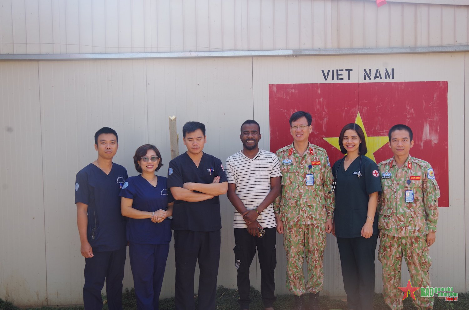 Bác sĩ mũ nồi xanh mang niềm vui cho người bệnh những ngày đầu năm mới