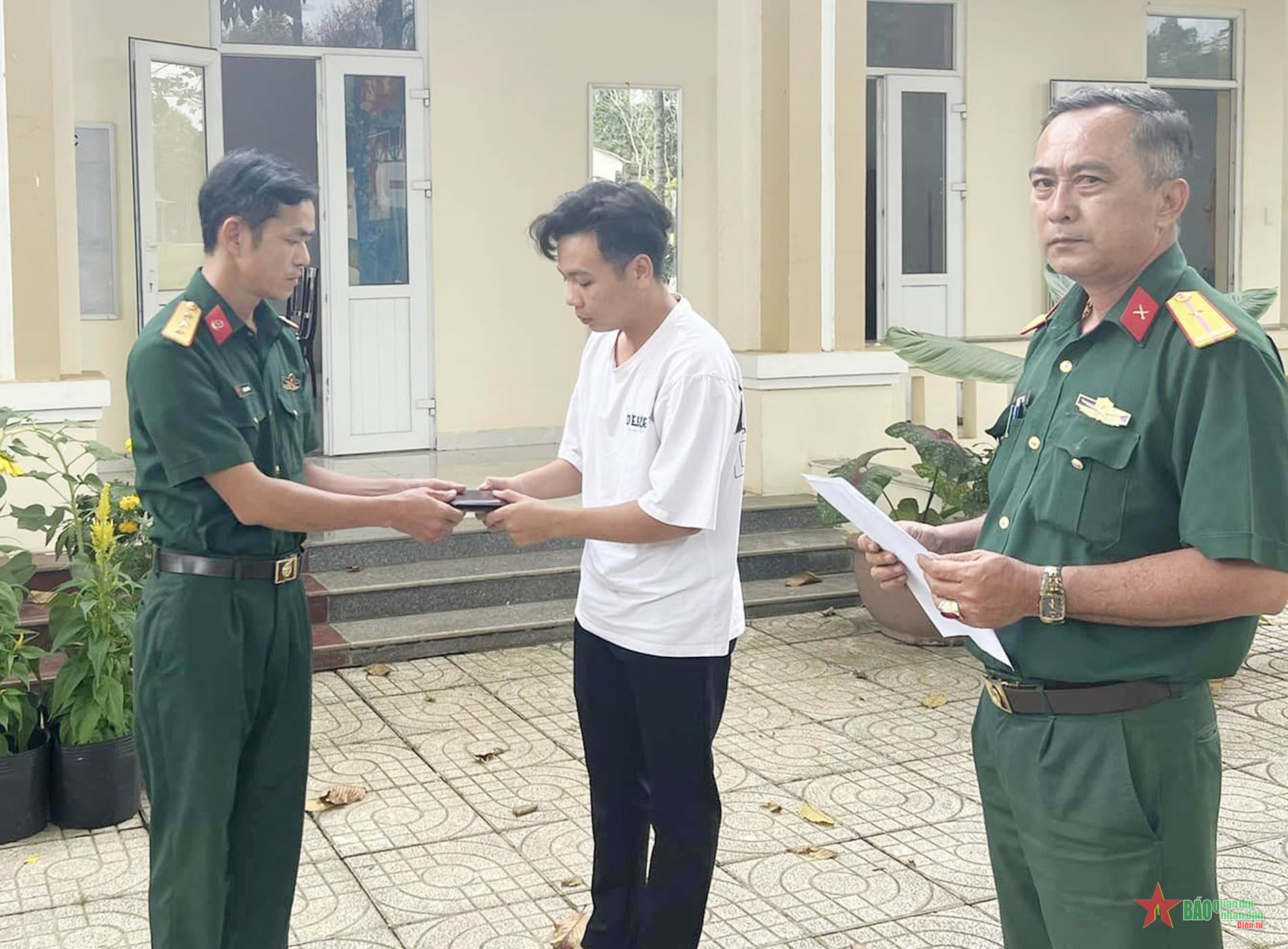 Quân nhân nhặt được của rơi trả người đánh mất