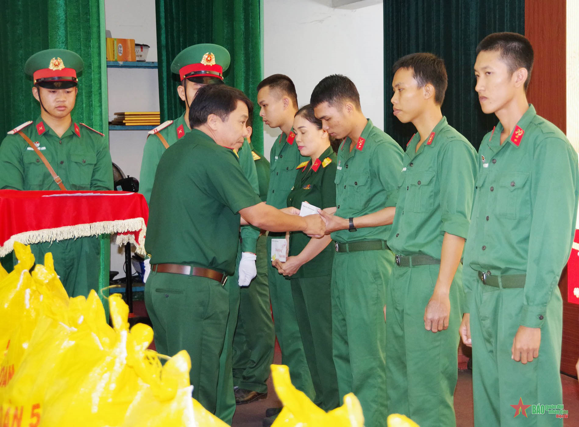 Sư đoàn 5 (Quân khu 7) tặng quà Tết cho hơn 300 quân nhân khó khăn