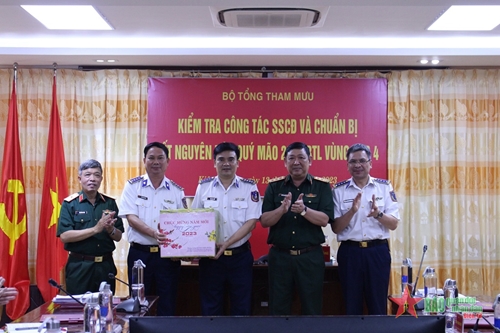 Thượng tướng Huỳnh Chiến Thắng kiểm tra công tác sẵn sàng chiến đấu, chúc Tết tại Bộ tư lệnh Vùng Cảnh sát biển 4

