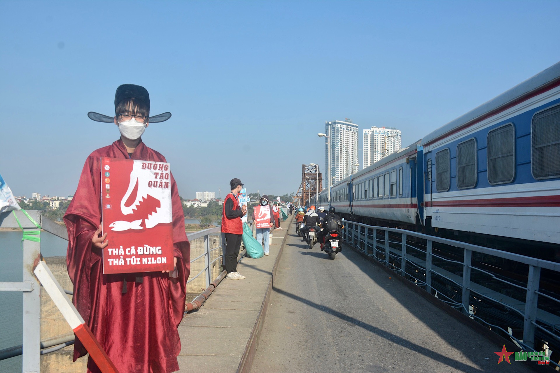 “Thả cá, đừng thả túi nilon”