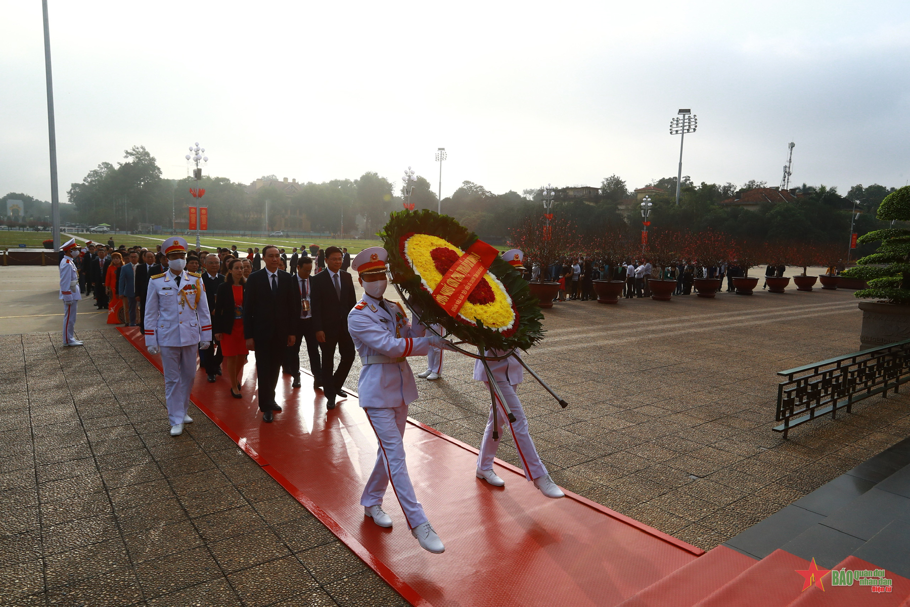 Đoàn kiều bào tiêu biểu vào Lăng viếng Chủ tịch Hồ Chí Minh