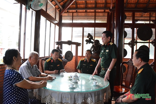 Trung tướng Nguyễn Văn Gấu chúc Tết tại địa bàn Quân khu 9