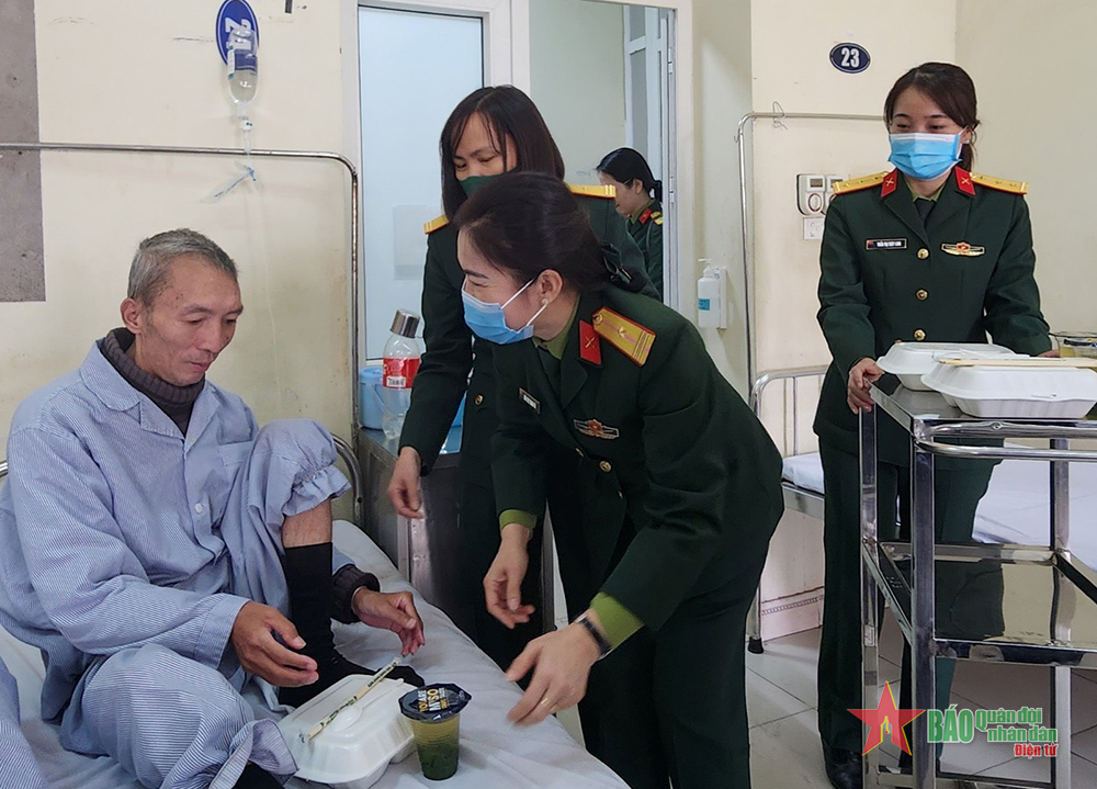 “Bữa cơm nghĩa tình” ấm lòng người bệnh