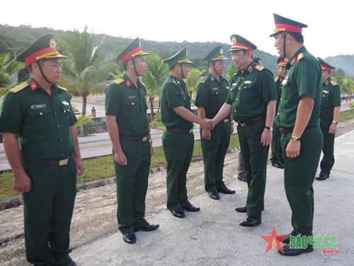 Thượng tướng Huỳnh Chiến Thắng kiểm tra, chúc Tết Trung đoàn 152 (Quân khu 9)