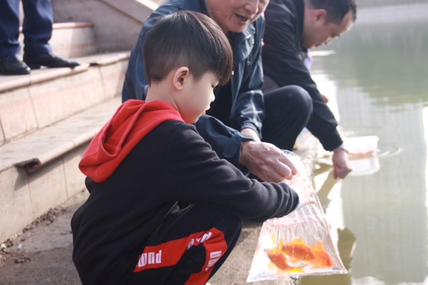 Người dân Hà Nội thả cá chép tiễn ông Công, ông Táo về trời