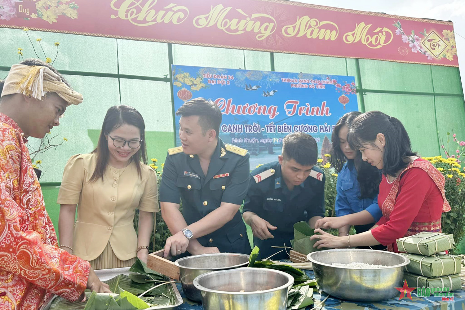 Chiến sĩ Sư đoàn 377 cùng nhân dân vui xuân, đón Tết