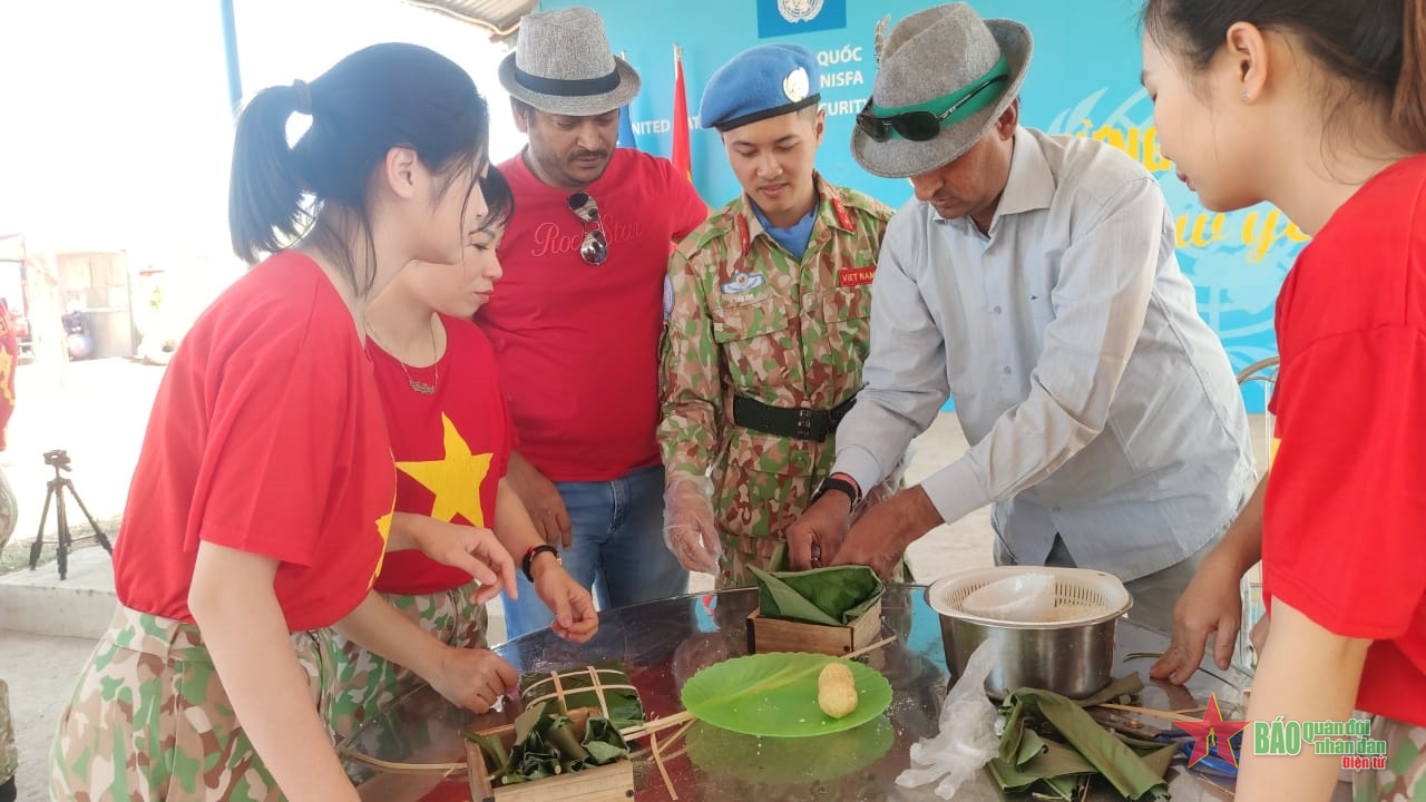 Thi gói bánh chưng, dựng cây nêu đón Tết ở Abyei