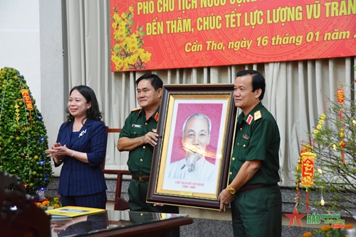 Phó chủ tịch nước Võ Thị Ánh Xuân thăm, chúc Tết lực lượng vũ trang Quân khu 9