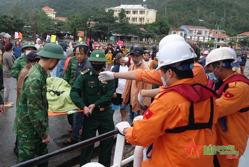 Tàu SAR 412 kịp thời cứu hai bệnh nhân trên đảo Cù Lao Chàm