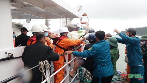 Tàu SAR 412 kịp thời cứu hai bệnh nhân trên đảo Cù Lao Chàm