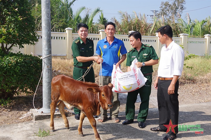 Bộ đội Biên phòng tỉnh Sóc Trăng trao bò giống tặng hộ gia đình có hoàn cảnh khó khăn trên địa bàn. Ảnh: VĂN LONG