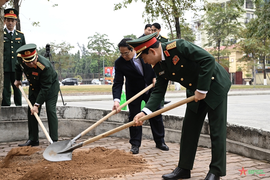 Thủ tướng Chính phủ Phạm Minh Chính thăm, làm việc và chúc Tết Binh chủng Tăng thiết giáp