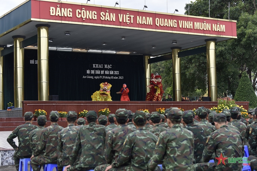 “Hội chợ Xuân”- sân chơi độc đáo của tuổi trẻ Sư đoàn 330