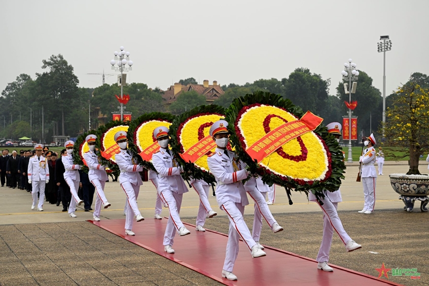 Lãnh đạo Đảng, Nhà nước, Quân đội vào Lăng viếng Chủ tịch Hồ Chí Minh, tưởng niệm các Anh hùng liệt sĩ