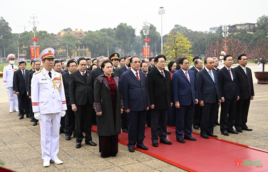 Lãnh đạo Đảng, Nhà nước, Quân đội vào Lăng viếng Chủ tịch Hồ Chí Minh, tưởng niệm các Anh hùng liệt sĩ