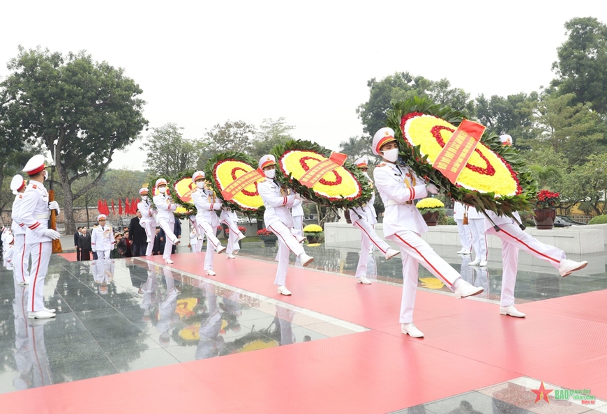 Lãnh đạo Đảng, Nhà nước, Quân đội vào Lăng viếng Chủ tịch Hồ Chí Minh, tưởng niệm các Anh hùng liệt sĩ