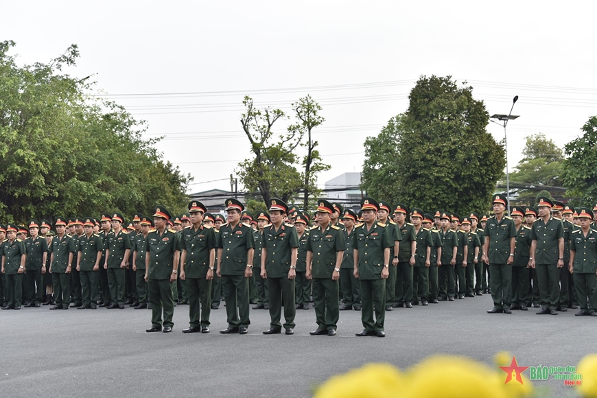Bộ tư lệnh Quân khu 9 viếng Tượng đài Chiến thắng, dâng hương Nhà tưởng niệm Chủ tịch Hồ Chí Minh