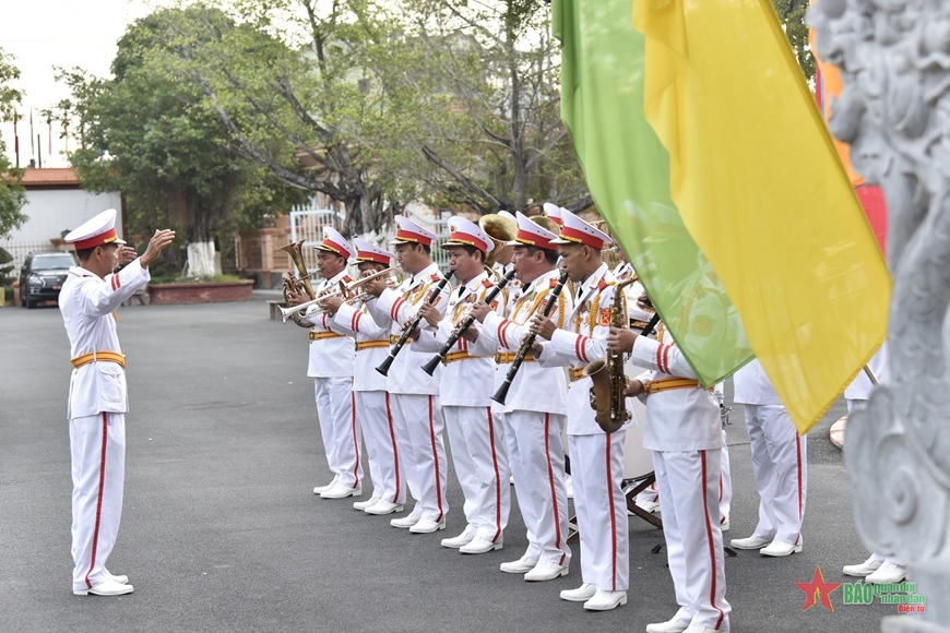 Bộ tư lệnh Quân khu 9 viếng Tượng đài Chiến thắng, dâng hương Nhà tưởng niệm Chủ tịch Hồ Chí Minh