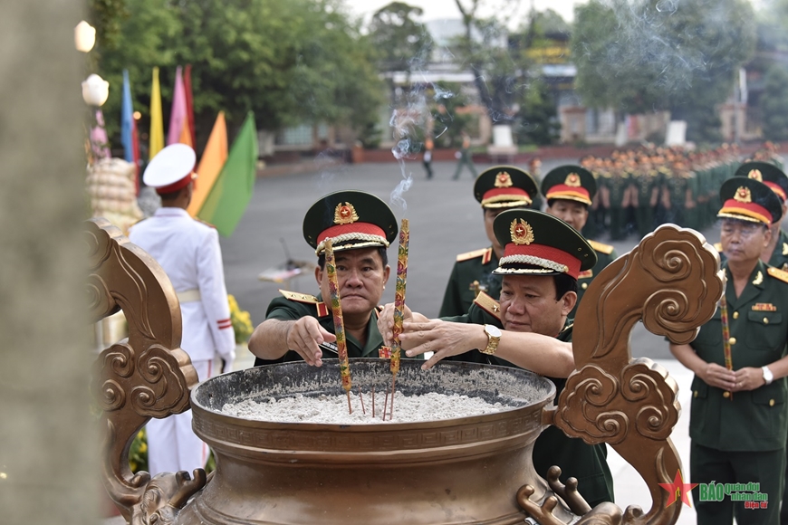 Bộ tư lệnh Quân khu 9 viếng Tượng đài Chiến thắng, dâng hương Nhà tưởng niệm Chủ tịch Hồ Chí Minh