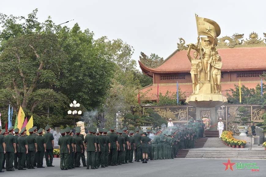 Bộ tư lệnh Quân khu 9 viếng Tượng đài Chiến thắng, dâng hương Nhà tưởng niệm Chủ tịch Hồ Chí Minh