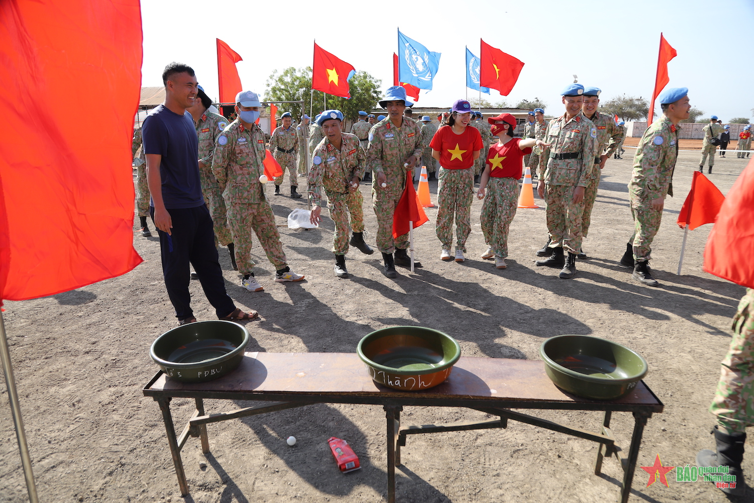 Bộ đội Công binh mũ nồi xanh vui đón Tết cổ truyền