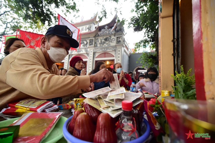 Người Hà Nội đi lễ cầu may trong dịp Tết Quý Mão 2023