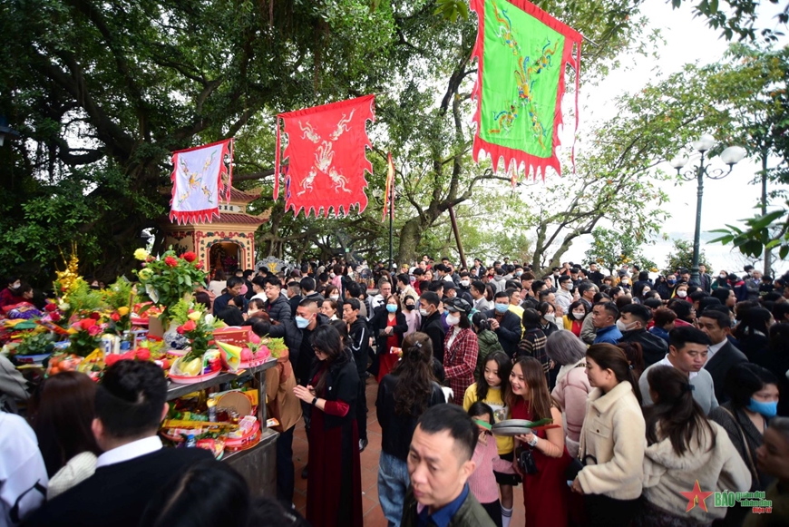 Người Hà Nội đi lễ cầu may trong dịp Tết Quý Mão 2023