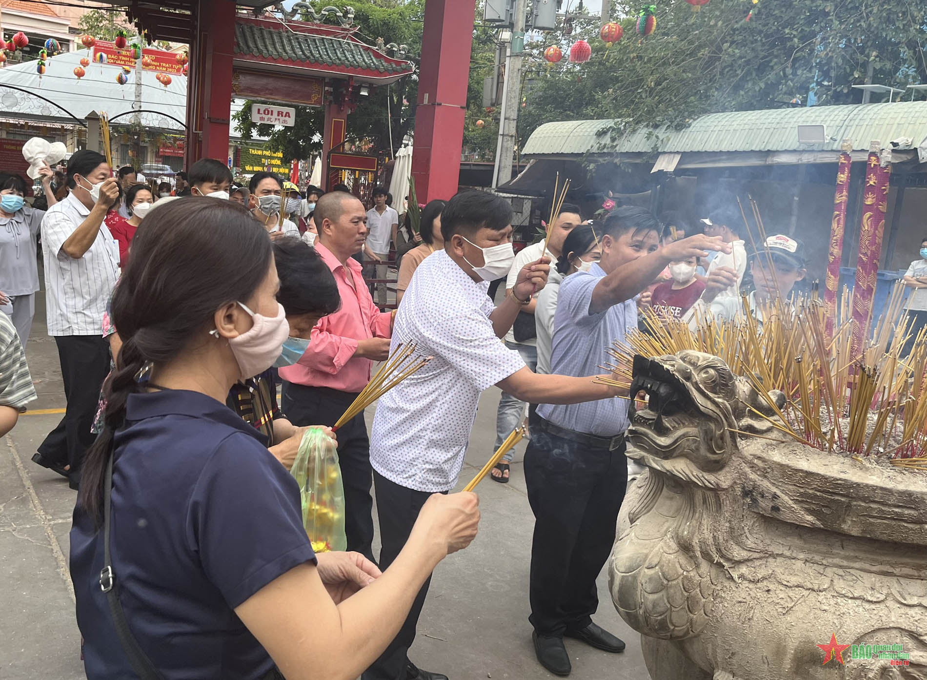 Người dân tấp nập trẩy hội chùa Bà, Bình Dương