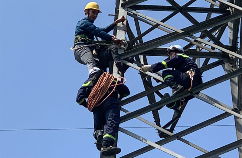 Hà Nội: Cảnh sát phòng cháy, chữa cháy kịp thời cứu người phụ nữ trèo lên cột điện cao 25m