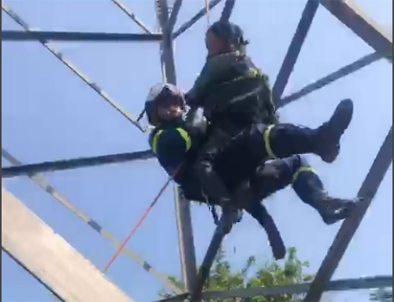 Hà Nội: Cảnh sát phòng cháy, chữa cháy kịp thời cứu người phụ nữ trèo lên cột điện cao 25m